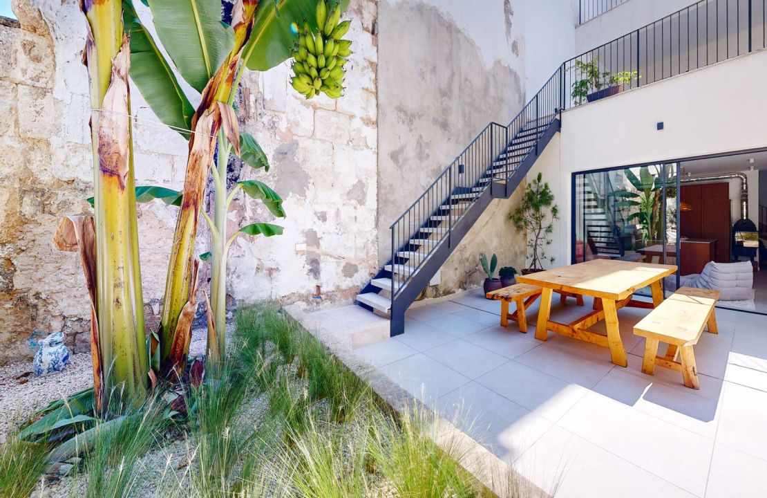 Stunning townhouse in Sa Pobla with large garden, pool and guest house